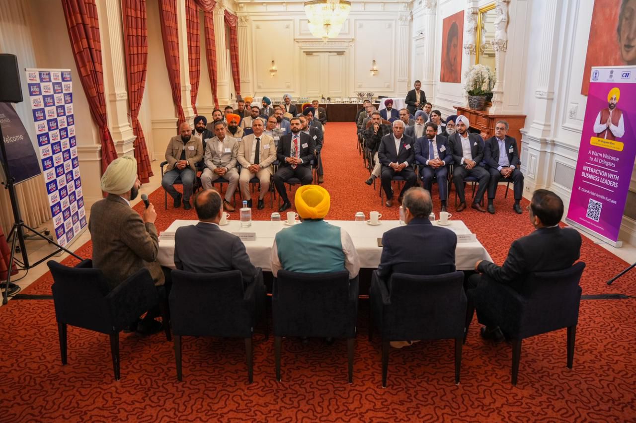 CM ਭਗਵੰਤ ਮਾਨ ਨੀਦਰਲੈਂਡ ਵਿੱਚ ਇਨਵੈਸਟਮੈਂਟ ਰੋਡਸ਼ੋ ਦੌਰਾਨ ਉਦਯੋਗਪਤੀਆਂ ਨਾਲ ਗੱਲਬਾਤ ਕਰਦੇ ਹੋਏ