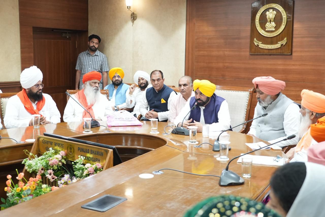 ਸੀਐਮ ਭਗਵੰਤ ਮਾਨ ਸੰਤ ਸਮਾਜ ਨਾਲ ਗੁਰੂ ਰਵਿਦਾਸ ਜੀ ਦੇ ਪ੍ਰਕਾਸ਼ ਪੁਰਬ ਦੀਆਂ ਤਿਆਰੀਆਂ ‘ਤੇ ਮੀਟਿੰਗ ਕਰਦੇ ਹੋਏ