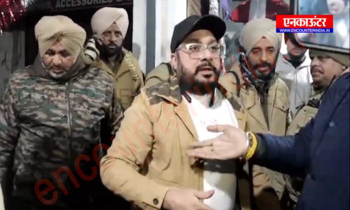 Punjab News: पतंग कारोबारी पर पुलिस की रेड, 2 घंटे दुकान में बंद रहे ग्राहक, देखें वीडियो