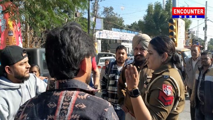 Jalandhar News: स्कूल के बाहर पुलिस ने बुलेट किया इंपाउंड, हुआ भारी हंगामा, देखें वीडियो