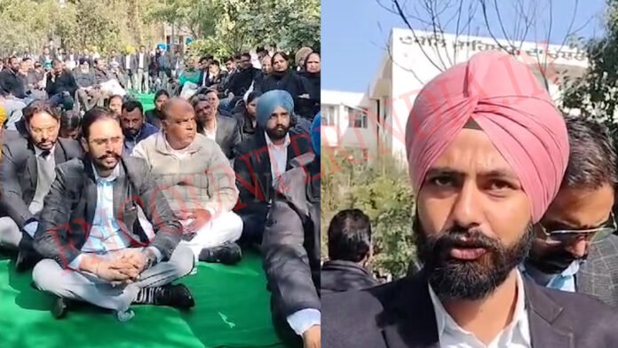 Punjab News: वकील पर गोली चलाने वालों को न पकड़ने पर पुलिस के खिलाफ उतरी Bar Association, देखें वीडियो