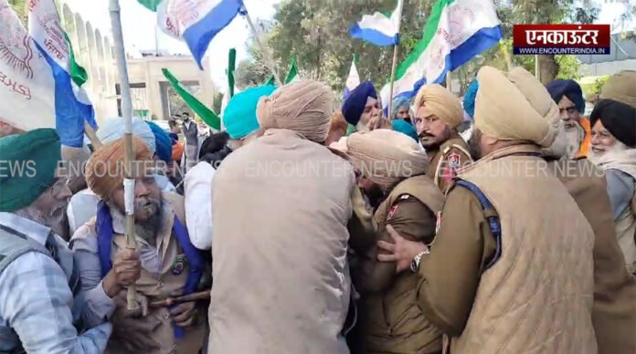 Punjab News: Police और किसानों में हुई धक्का-मुक्की, देखें वीडियो