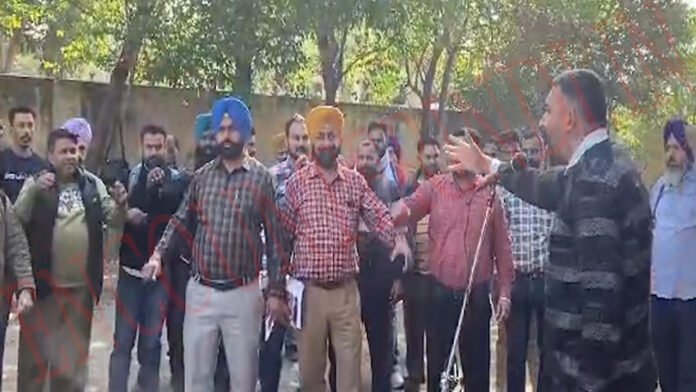 Jalandhar News: सरकारी बसों के कर्मियों ने बस स्टैंड पर प्रशासन के खिलाफ खोला मोर्चा, दी चेतावनी, देखें वीडियो