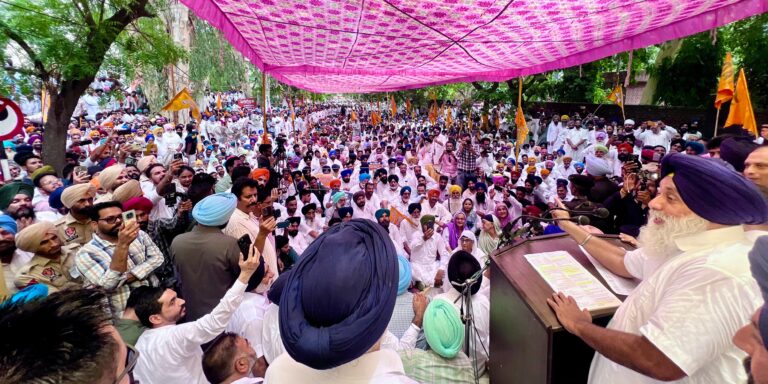 ਕੇਜਰੀਵਾਲ ਨੇ ਦਿੱਲੀ ਦੇ ਬਿਲਡਰਾਂ ਨਾਲ 30 ਹਜ਼ਾਰ ਕਰੋੜ ਦਾ ਕੀਤਾ ਗੁਪਤ ਸੌਦਾ, ਪੰਜਾਬ ਦੀ 65 ਹਜ਼ਾਰ ਏਕੜ ਜ਼ਮੀਨ ਹੜਪਣ ਦੀ ਸਾਜ਼ਿਸ਼: ਸੁਖਬੀਰ ਬਾਦਲ