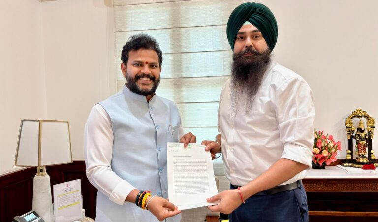 ਕੇਂਦਰੀ ਹਵਾਬਾਜ਼ੀ ਮੰਤਰੀ ਨੂੰ ਮਿਲੇ ਮਾਲਵਿੰਦਰ ਸਿੰਘ ਕੰਗ, ਮੋਹਾਲੀ ਹਵਾਈ ਅੱਡੇ ਤੋਂ ਸਿੱਧੀਆਂ ਅੰਤਰਰਾਸ਼ਟਰੀ ਉਡਾਣਾਂ ਦੀ ਕੀਤੀ ਮੰਗ