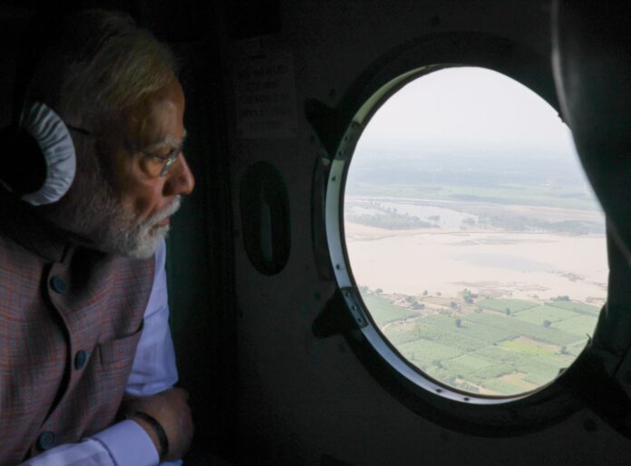 PM ਨਰਿੰਦਰ ਮੋਦੀ ਨੇ ਪੰਜਾਬ ਦੇ ਹੜ੍ਹ ਪ੍ਰਭਾਵਿਤ ਖੇਤਰਾਂ ਦਾ ਕੀਤਾ ਹਵਾਈ ਸਰਵੇਖਣ, ਸੂਬੇ ਲਈ 1600 ਕਰੋੜ ਰੁਪਏ ਦਾ ਕੀਤਾ ਐਲਾਨ
