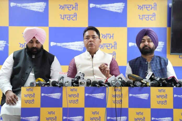 ਚੰਡੀਗੜ੍ਹ ਵਿੱਚ ਪ੍ਰੈਸ ਕਾਨਫਰੰਸ ਕਰਦੇ ਹੋਏ ਆਮ ਆਦਮੀ ਪਾਰਟੀ ਪੰਜਾਬ ਦੇ ਪ੍ਰਧਾਨ ਅਮਨ ਅਰੋੜਾ
