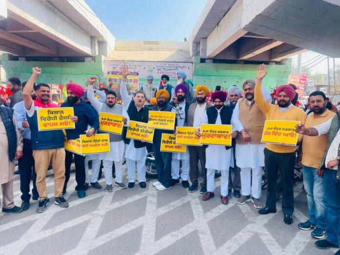 ਭਾਰਤ ਬੰਦ ਦੌਰਾਨ ਪੰਜਾਬ ਵਿੱਚ ਇੰਡੀਆ ਅਮਰੀਕਾ ਟਰੇਡ ਡੀਲ ਦੇ ਵਿਰੋਧ ਵਿੱਚ AAP ਵਰਕਰਾਂ ਦਾ ਪ੍ਰਦਰਸ਼ਨ