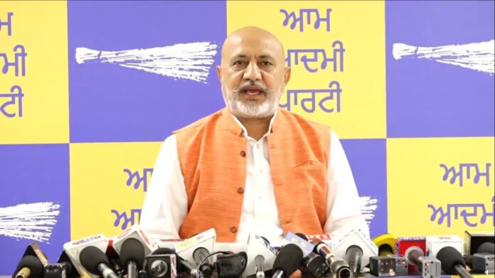 ਚੰਡੀਗੜ੍ਹ ਵਿੱਚ ਪ੍ਰੈਸ ਕਾਨਫਰੰਸ ਦੌਰਾਨ ਸੁਖਬੀਰ ਸਿੰਘ ਬਾਦਲ ਦੇ ਬਿਆਨ ’ਤੇ ਪ੍ਰਤੀਕਿਰਿਆ ਦਿੰਦੇ AAP ਮੀਡੀਆ ਇੰਚਾਰਜ ਬਲਤੇਜ ਪੰਨੂ