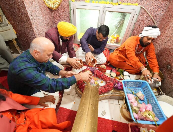ਅਰਵਿੰਦ ਕੇਜਰੀਵਾਲ ਅਤੇ ਮੁੱਖ ਮੰਤਰੀ ਭਗਵੰਤ ਸਿੰਘ ਮਾਨ ਮਹਾ ਸ਼ਿਵਰਾਤਰੀ ਮੌਕੇ ਧੂਰੀ ਦੇ ਸ੍ਰੀ ਰੰਕੇਸ਼ਵਰ ਮਹਾਦੇਵ ਮੰਦਰ ਵਿੱਚ ਅਰਦਾਸ ਕਰਦੇ ਹੋਏ