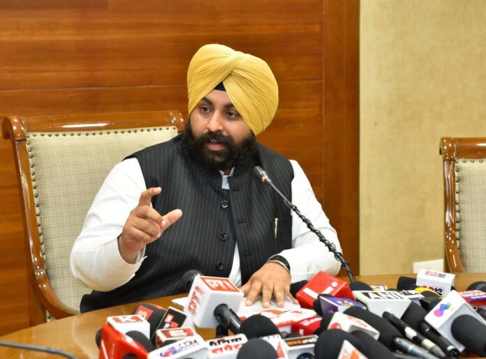 ਪੰਜਾਬ ਦੇ ਸਿੱਖਿਆ ਮੰਤਰੀ ਹਰਜੋਤ ਸਿੰਘ ਬੈਂਸ ਡਿਜੀਟਲ ਸਕੂਲ ਪ੍ਰੋਜੈਕਟ ਬਾਰੇ ਪ੍ਰੈਸ ਕਾਨਫਰੰਸ ਕਰਦੇ ਹੋਏ