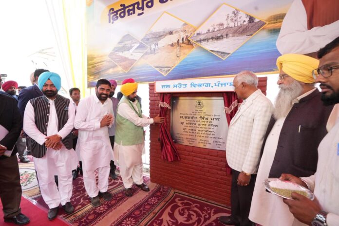Punjab Chief Minister Bhagwant Singh Mann inaugurating the Ferozepur Feeder Canal relining project in Makhu (1)