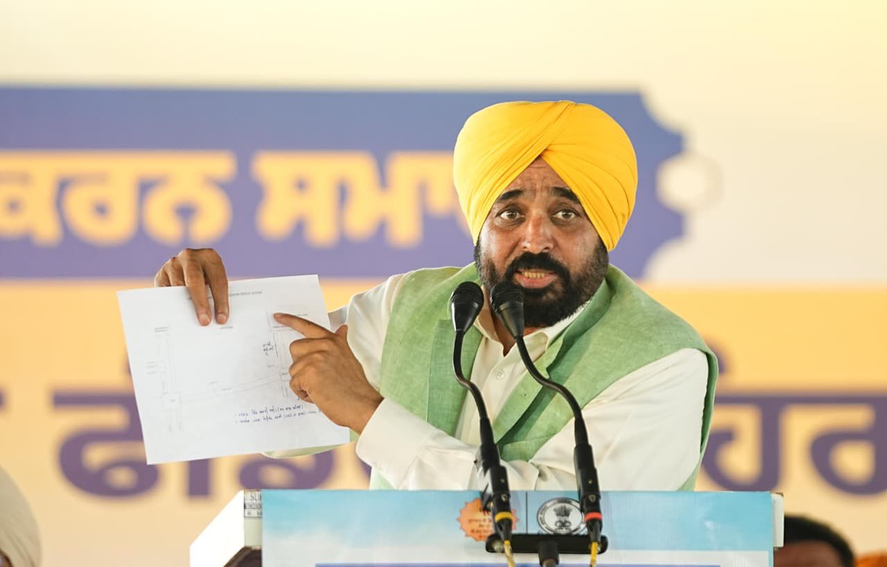Punjab Chief Minister Bhagwant Singh Mann inaugurating the Ferozepur Feeder Canal relining project in Makhu (3)