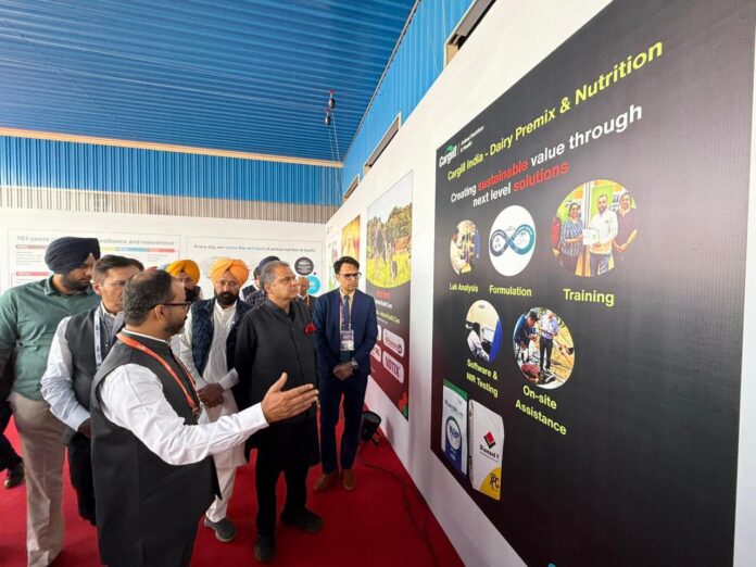 ਉਦਯੋਗ ਮੰਤਰੀ ਸੰਜੀਵ ਅਰੋੜਾ ਮੰਡੀ ਗੋਬਿੰਦਗੜ੍ਹ ਵਿੱਚ ਕਾਰਗਿਲ ਡੇਅਰੀ ਫੀਡ ਪਲਾਂਟ ਦਾ ਉਦਘਾਟਨ ਕਰਦੇ ਹੋਏ