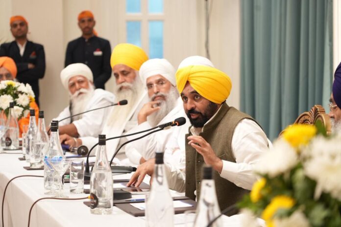 ਅੰਮ੍ਰਿਤਸਰ ਵਿੱਚ ਸੰਤ ਸਮਾਜ ਨਾਲ ਬੈਠਕ ਦੌਰਾਨ ਮੁੱਖ ਮੰਤਰੀ ਭਗਵੰਤ ਮਾਨ