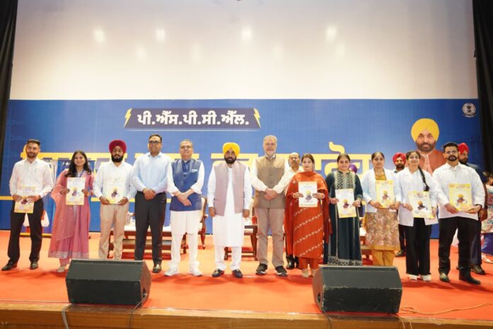 ਮੋਹਾਲੀ ਵਿੱਚ ਨੌਜਵਾਨਾਂ ਨੂੰ ਨਿਯੁਕਤੀ ਪੱਤਰ ਸੌਂਪਦੇ ਮੁੱਖ ਮੰਤਰੀ ਭਗਵੰਤ ਮਾਨ ਮਿਸ਼ਨ ਰੋਜ਼ਗਾਰ ਤਹਿਤ