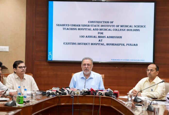 ਪੰਜਾਬ ਦੇ ਸਿਹਤ ਮੰਤਰੀ ਡਾ. ਬਲਬੀਰ ਸਿੰਘ ਨਵੇਂ ਮੈਡੀਕਲ ਕਾਲਜਾਂ ਬਾਰੇ ਐਲਾਨ ਕਰਦੇ ਹੋਏ