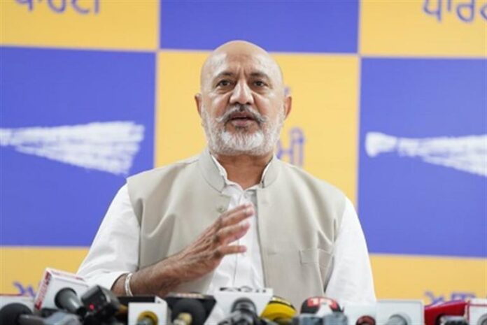 AAP ਆਗੂ BBMB ਨਿਯਮਾਂ ਵਿੱਚ ਬਦਲਾਅ ਦੇ ਖ਼ਿਲਾਫ਼ ਪ੍ਰੈਸ ਕਾਨਫਰੰਸ ਕਰਦੇ ਹੋਏ