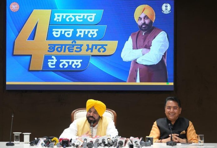 AAP ਨੇਤਾ ਰਾਘਵ ਚੱਢਾ ਮਾਮਲੇ ‘ਤੇ ਮੀਡੀਆ ਨਾਲ ਗੱਲਬਾਤ ਕਰਦੇ ਹੋਏ