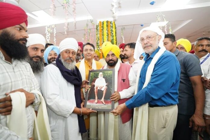 ਸੀਐਮ ਭਗਵੰਤ ਮਾਨ ਚੀਮਾ ਪਿੰਡ ਸੰਘਰੂਰ ਵਿੱਚ ਸੰਤ ਅੱਤਰ ਸਿੰਘ ਜੀ ਮਹਾਰਾਜ ਹਸਪਤਾਲ ਦਾ ਉਦਘਾਟਨ ਕਰਦੇ ਹੋਏ