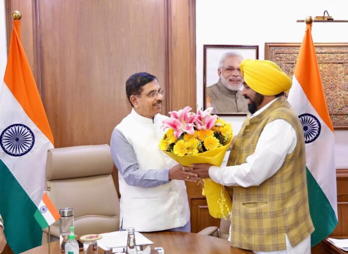 ਮੁੱਖ ਮੰਤਰੀ ਭਗਵੰਤ ਮਾਨ ਕੇਂਦਰੀ ਮੰਤਰੀ ਪ੍ਰਹਲਾਦ ਜੋਸ਼ੀ ਨਾਲ ਮੀਟਿੰਗ ਕਰਦੇ ਹੋਏ