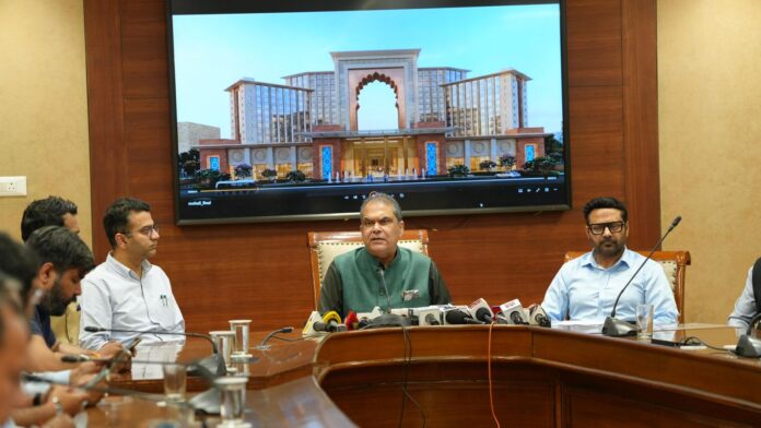 ਪੰਜਾਬ ਦੇ ਮੰਤਰੀ ਸੰਜੀਵ ਅਰੋੜਾ ਮੋਹਾਲੀ ਵਿੱਚ ਕਨਵੈਂਸ਼ਨ ਸੈਂਟਰ ਪ੍ਰੋਜੈਕਟ ਦਾ ਐਲਾਨ ਕਰਦੇ ਹੋਏ