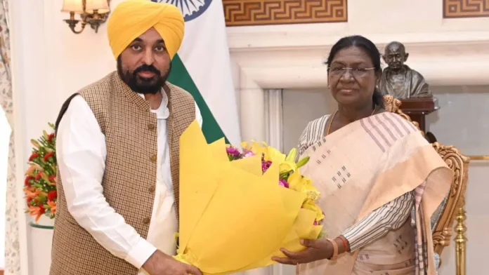 ਰਾਸ਼ਟਰਪਤੀ ਭਵਨ ਵਿੱਚ ਪੰਜਾਬ ਦੇ ਵਿਧਾਇਕਾਂ ਨਾਲ ਮਿਲਕੇ ਮੈਮੋਰੈਂਡਮ ਸੌਂਪਦੇ CM ਭਗਵੰਤ ਮਾਨ