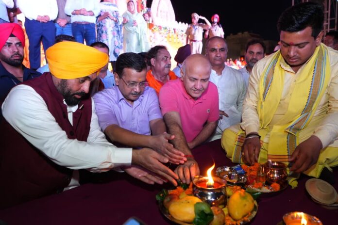 ਜਲੰਧਰ ਵਿੱਚ ‘ਇੱਕ ਸ਼ਾਮ ਸ਼ਿਵ ਦੇ ਨਾਮ’ ਸਮਾਗਮ ਦੌਰਾਨ ਸ਼ਰਧਾਲੂਆਂ ਨੂੰ ਸੰਬੋਧਨ ਕਰਦੇ ਅਰਵਿੰਦ ਕੇਜਰੀਵਾਲ ਅਤੇ ਮੁੱਖ ਮੰਤਰੀ ਭਗਵੰਤ ਮਾਨ।