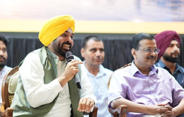 ਜਲੰਧਰ ਵਿੱਚ ਪੰਜਾਬ ਸਟੇਟ ਟਰੇਡਰਜ਼ ਕਮਿਸ਼ਨ ਦੀ ਮੀਟਿੰਗ ਦੌਰਾਨ ਵਪਾਰੀਆਂ ਨੂੰ ਸੰਬੋਧਨ ਕਰਦੇ ਅਰਵਿੰਦ ਕੇਜਰੀਵਾਲ ਅਤੇ ਮੁੱਖ ਮੰਤਰੀ ਭਗਵੰਤ ਮਾਨ।