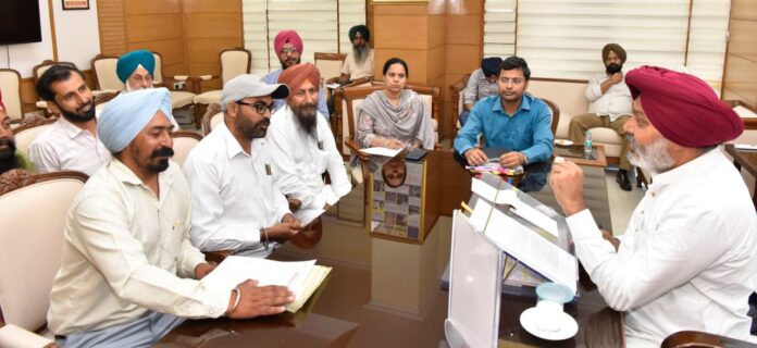 ਪੰਜਾਬ ਦੇ ਵਿੱਤ ਮੰਤਰੀ ਹਰਪਾਲ ਸਿੰਘ ਚੀਮਾ ਕਰਮਚਾਰੀ ਅਤੇ ਮਜ਼ਦੂਰ ਜਥੇਬੰਦੀਆਂ ਦੇ ਨੁਮਾਇੰਦਿਆਂ ਨਾਲ ਮੀਟਿੰਗ ਕਰਦੇ ਹੋਏ।