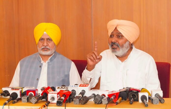 AAP ਆਗੂ ਹਰਪਾਲ ਸਿੰਘ ਚੀਮਾ ਅਤੇ ਬਲਤੇਜ ਪੰਨੂ ਚੰਡੀਗੜ੍ਹ ਵਿੱਚ ਪ੍ਰੈੱਸ ਕਾਨਫਰੰਸ ਦੌਰਾਨ ਫਰਜ਼ੀ ਵੀਡੀਓ ਮਾਮਲੇ ਸਬੰਧੀ ਪੰਜਾਬ DGP ਕੋਲ ਕੀਤੀ ਸ਼ਿਕਾਇਤ ਬਾਰੇ ਜਾਣਕਾਰੀ ਦਿੰਦੇ ਹੋਏ।
