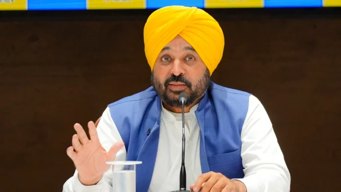 ਮੁੱਖ ਮੰਤਰੀ ਭਗਵੰਤ ਸਿੰਘ ਮਾਨ ਮੁੱਖ ਮੰਤਰੀ ਸਿਹਤ ਯੋਜਨਾ ਦੀ ਪ੍ਰਗਤੀ ਦੀ ਸਮੀਖਿਆ ਕਰਦੇ ਹੋਏ