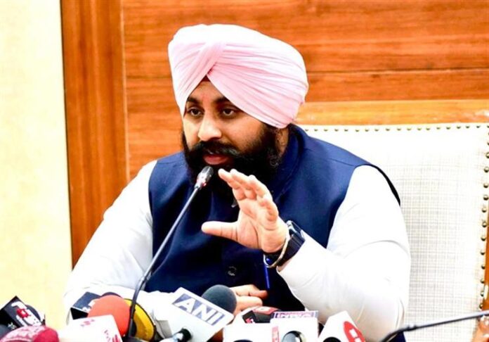 ਪ੍ਰਾਈਵੇਟ ਸਕੂਲਾਂ ਦੀ ਫੀਸ ਵਾਧੇ ਨੂੰ ਨਿਯਮਤ ਕਰਨ ਸਬੰਧੀ ਨਿਰਦੇਸ਼ ਜਾਰੀ ਕਰਦੇ ਸਿੱਖਿਆ ਮੰਤਰੀ ਹਰਜੋਤ ਸਿੰਘ ਬੈਂਸ