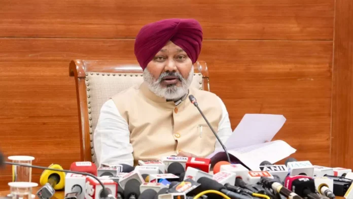 AAP ਆਗੂ ਹਰਪਾਲ ਸਿੰਘ ਚੀਮਾ ਪ੍ਰੈਸ ਕਾਨਫਰੰਸ ਦੌਰਾਨ BJP ਦੀ ਰਾਜਨੀਤਿਕ ਰਣਨੀਤੀ ਦੀ ਆਲੋਚਨਾ ਕਰਦੇ ਹੋਏ