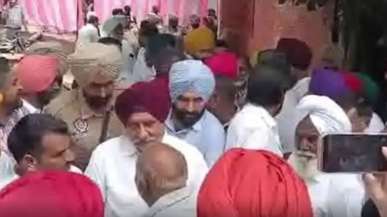 ਫਤਿਹਗੜ੍ਹ ਚੂੜੀਆਂ ਨਗਰ ਕੌਂਸਲ ਦੀ ਚੋਣ ‘ਚ ਬਣਿਆ ਅਨੋਖਾ ਸਿਆਸੀ ਸਮੀਕਰਨ, ਕਾਂਗਰਸ ਦਾ ਪ੍ਰਧਾਨ ਤੇ ਅਕਾਲੀ ਦਲ ਦੀ ਉਪ ਪ੍ਰਧਾਨ ਚੁਣੀ ਗਈ