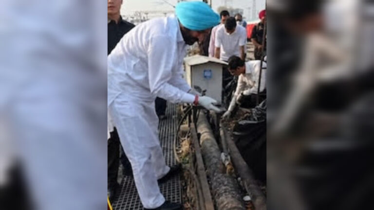 ਰੇਲਵੇ ਪਟੜੀ ਤੇ ਉਤਰੇ ਕੇਂਦਰੀ ਮੰਤਰੀ ਬਿੱਟੂ, ਆਪਣੇ ਹੱਥਾਂ ਨਾਲ ਚੁੱਕਿਆ ਕੂੜਾ