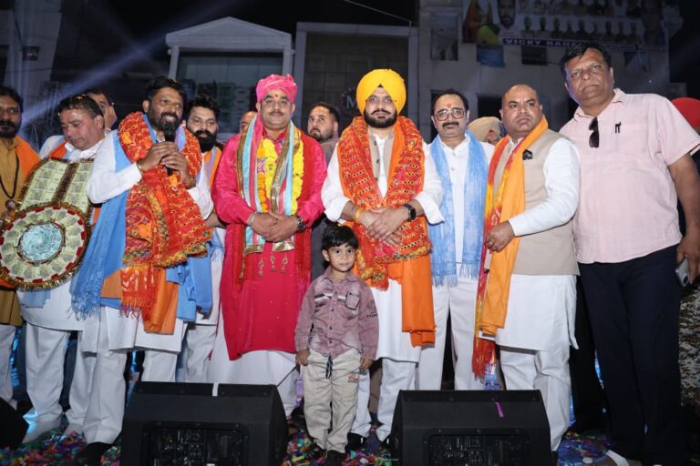 ਭਗਵਾਨ ਵਾਲਮੀਕਿ ਜੀ ਦੀ ਸ਼ੋਭਾ ਯਾਤਰਾ ਵਿੱਚ ਕੈਬਨਿਟ ਮੰਤਰੀ ਤਰੁਨਪ੍ਰੀਤ ਸਿੰਘ ਸੌਂਦ ਨੇ ਕੀਤੀ ਸ਼ਿਰਕਤ, ਸ਼ਰਧਾ ਨਾਲ ਕੀਤਾ ਨਮਨ